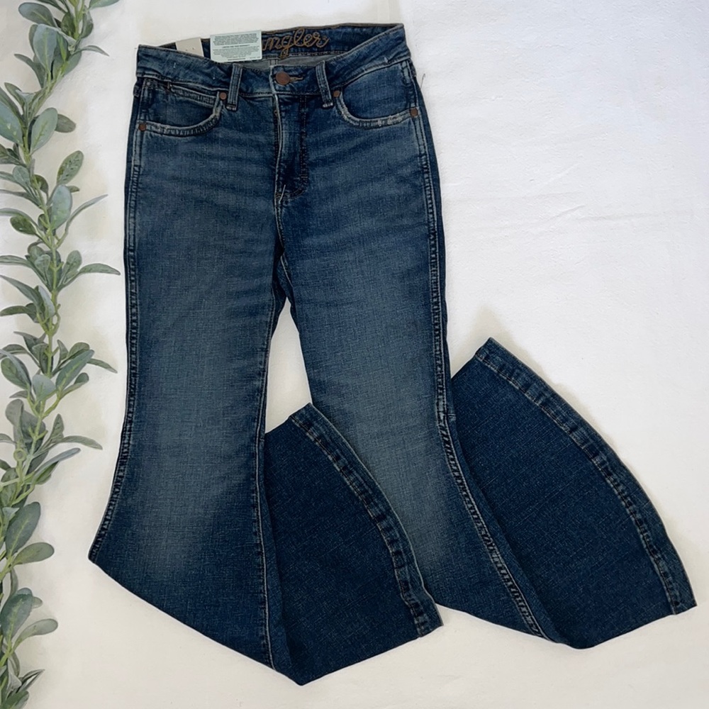 WRANGLER RETRO PREMIUM JEAN: 25x30 HIGH RISE TRUMPET FLARE IN PAIGE